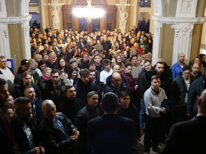 Ennyien szorultak ki az aulába – Fotó: Laczó Balázs/Telex