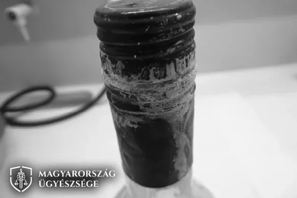 Bor helyett klóros fertőtlenítőt öntött a vendég poharába, vádat emeltek a pultossal szemben