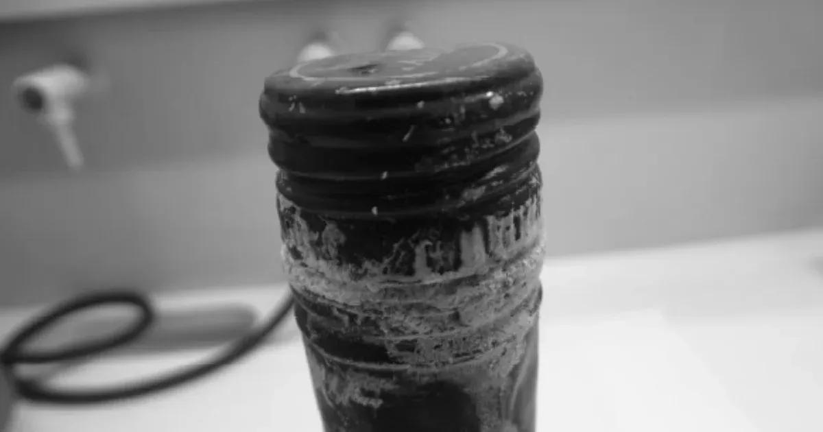 Bor helyett klóros fertőtlenítőt öntött a vendég poharába, vádat emeltek a pultossal szemben