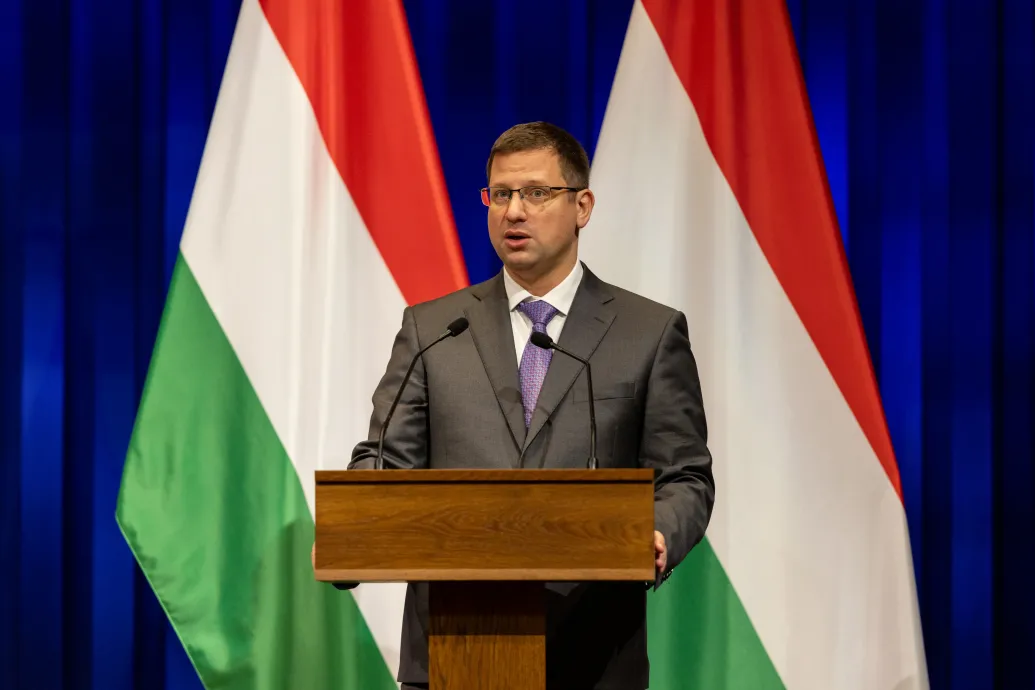 Bírósági eljárásokat állít le a kormány, tiltakozókat bűnözőz le Lázár, kormányinfót tart Gulyás