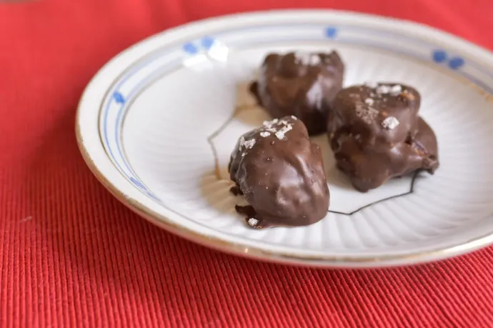 Aszalt szilva bonbon – Fotó: Ács Bori / Telex