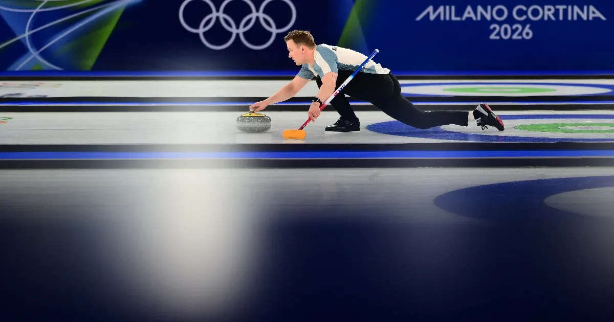 Öt perccel a téli olimpia első versenyszámának kezdete után elsötétült az egész curlingcsarnok