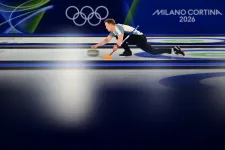 Öt perccel a téli olimpia első versenyszámának kezdete után elsötétült az egész curlingcsarnok