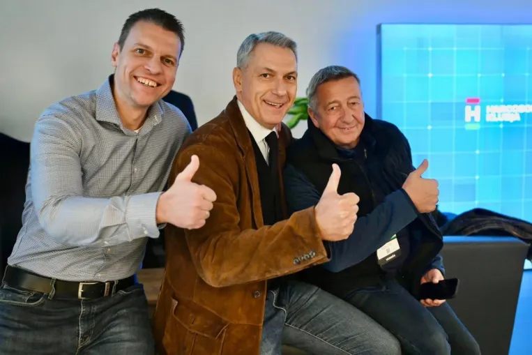 Életelixír vs. Vadkacsaetetés: így áll a Fidesz és a Tisza jelöltjeinek csatája a Facebookon