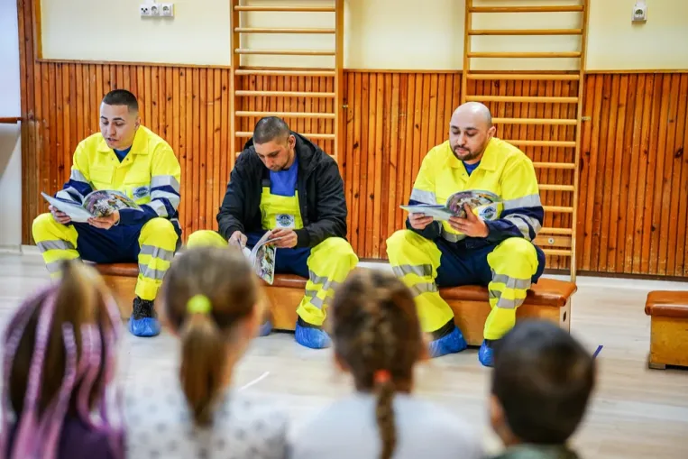 Kukások olvastak mesét a miskolci óvodásoknak