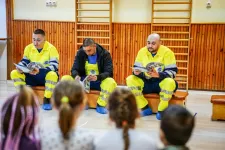 Kukások olvastak mesét a miskolci óvodásoknak