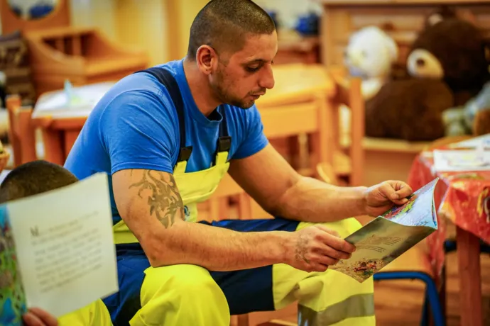 Kukások olvastak mesét a miskolci óvodásoknak