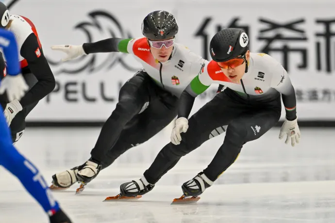 Az olimpiai csapat egy része, Nógrádi Bence és Moon Wonjun az 5000 méteres vegyes váltó döntőjében a rövidpályás gyorskorcsolya Európa-bajnokságon a hollandiai Tilburgban 2026. január 18-án – Fotó: Illyés Tibor / MTI