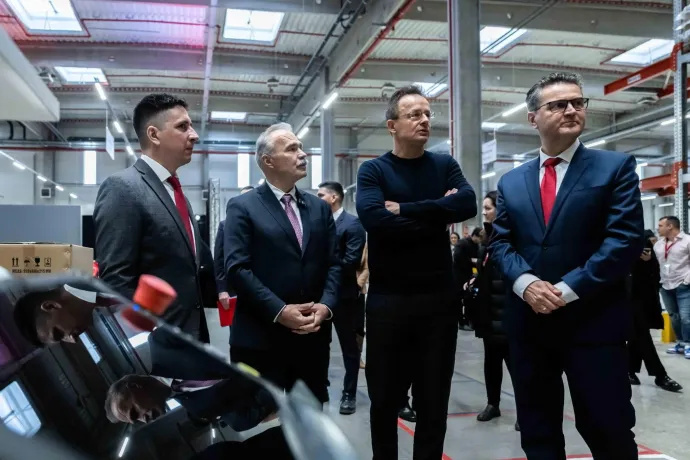 Jákli Barnabás, a Motherson ügyvezető igazgatója, Nagy István agrárminiszter, a térség fideszes országgyűlési képviselője, Szijjártó Péter külgazdasági és külügyminiszter, valamint Tibori-Pál Levente, a Motherson kelet-európai és németországi régiójának alelnöke az indiai Motherson-csoport beruházásának bejelentésén, Mosonszolnokon, a vállalkozás telephelyén, 2026. január 23-án – Fotó: KKM / MTI