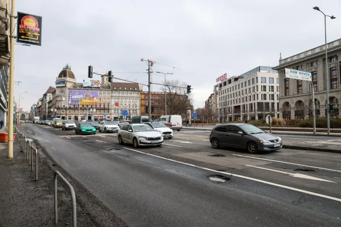 Kátyúfüzér néhány méterre arrébb – Fotó: Melegh Noémi Napsugár / Telex