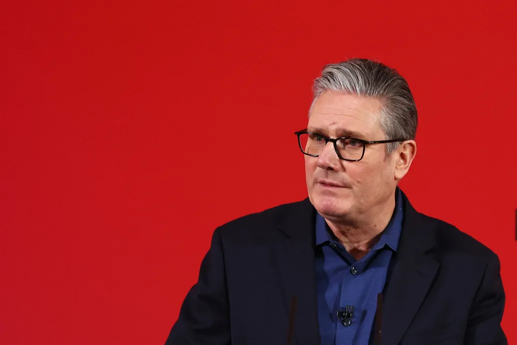 Sajnálja a brit miniszterelnök, hogy hitt a lemondott munkáspárti politikusnak Epstein-ügyben