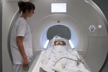 Hónapokig fájlalta a hasát a hároméves kisfiú, mire kiderítették, hogy gerincdaganata van