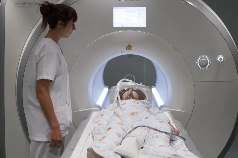 Hónapokig fájlalta a hasát a hároméves kisfiú, mire kiderítették, hogy gerincdaganata van