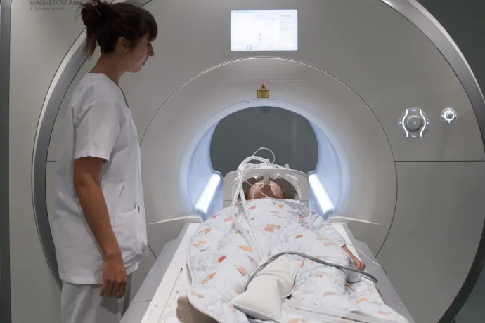 Hónapokig fájlalta a hasát a hároméves kisfiú, mire kiderítették, hogy gerincdaganata van