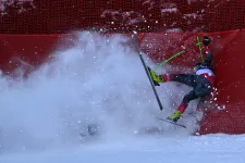 Akkorát zakózott az osztrák síző a téli olimpia edzésén, hogy még a bukósisakja is lerepült