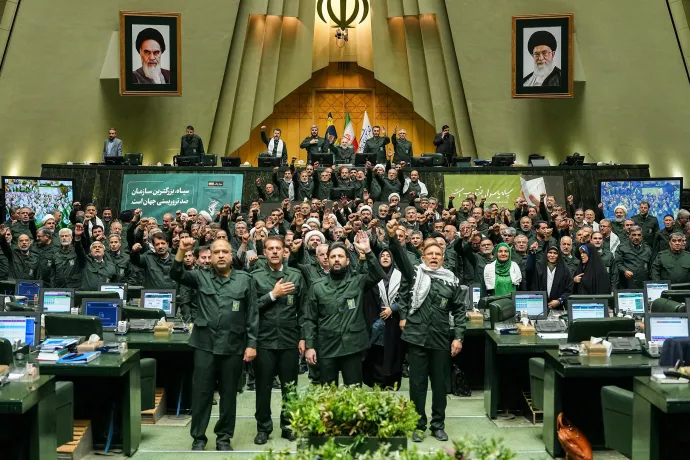Katonai egyenruhás iráni parlamenti képviselők a Forradalmi Gárdát éltetik 2026. február 1-jén – Fotó: Hamed Malekpour / Az iráni parlament sajtóosztálya / WANA / Reuters