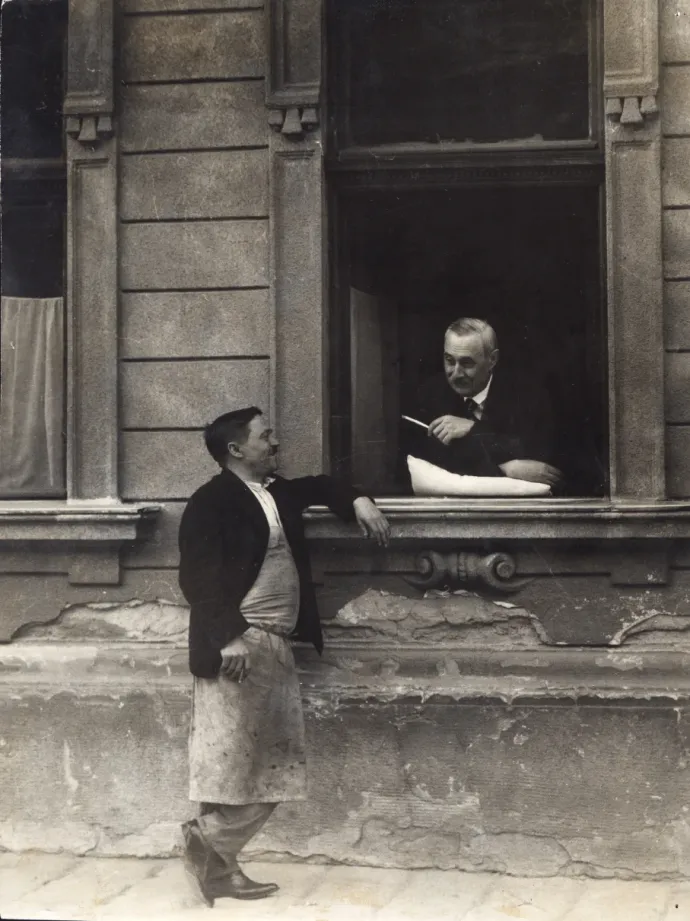 Krúdy Gyula beszélget óbudai otthona ablakában – Fotó: MKVM