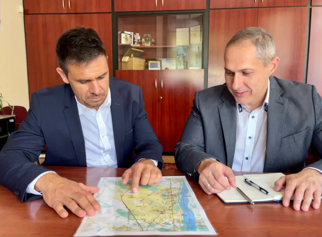 Kammerer Zoltán gödi polgármester Paplanos Péterrel, a Samsung SDI PR-igazgatójával tárgyal a gyár körüli zajvédő falról 2023. július 17-én. Fotó: Kammerer Zoltán / Facebook