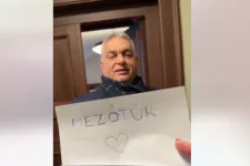 Orbán Viktor a költségvetésből vitt ajándékot az országjárásán Mezőtúrra