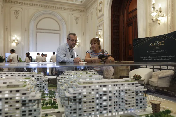 Ingatlanbefektetők által rendezett kiállításon mutatják be a még el nem készült lakások látványterveit – Fotó: Malina Norocea /Inquam Photos