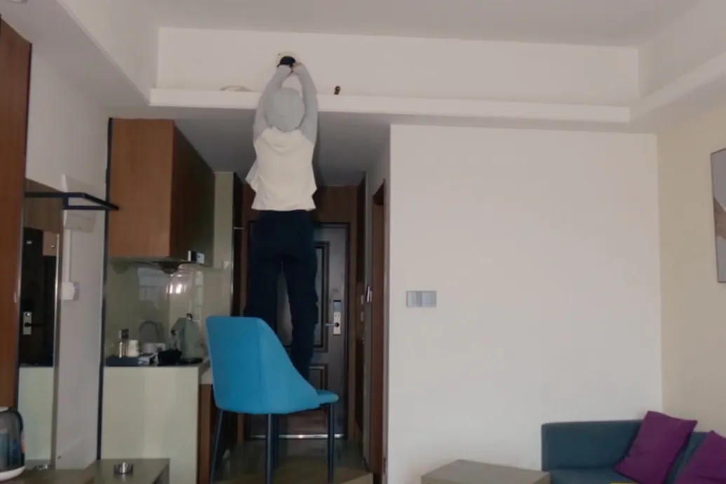 Kémkamera volt elrejtve a kínai hotelszobában, a neten látták viszont magukat szex közben