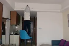 Kémkamera volt elrejtve a kínai hotelszobában, a neten látták viszont magukat szex közben