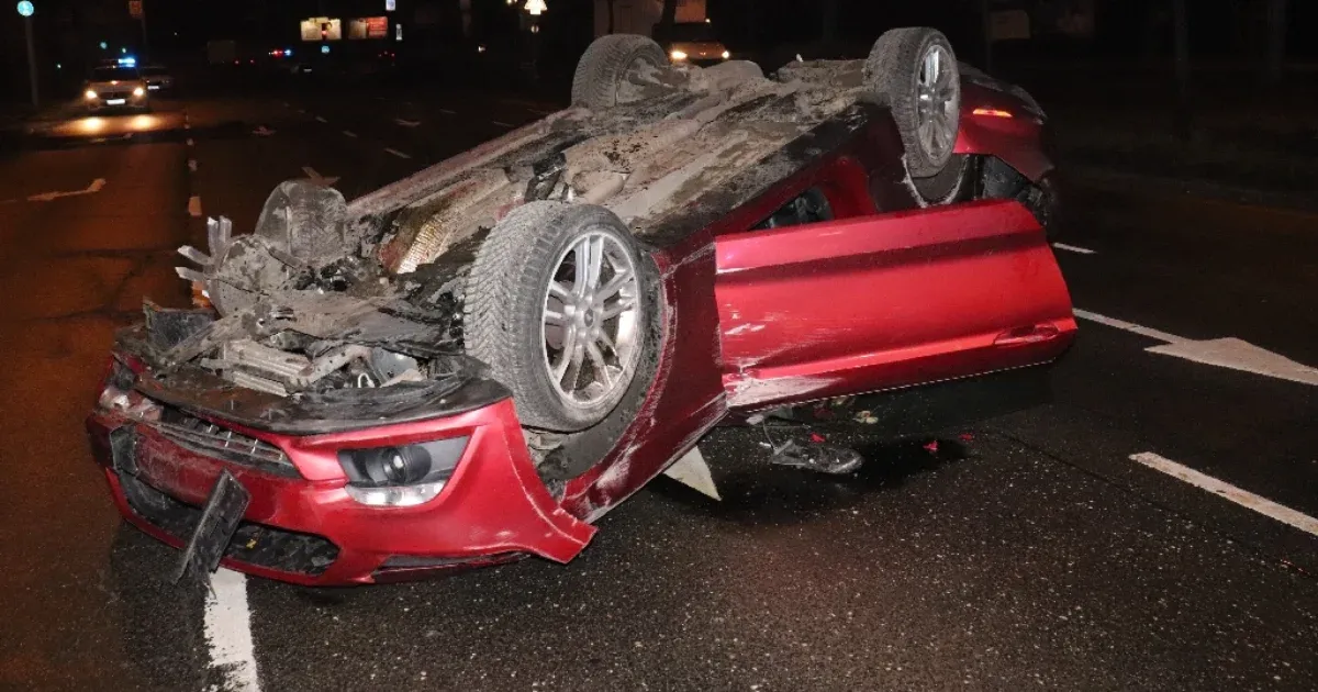 Ivott, gyorsított, megcsúszott, fejreállt a Mustanggal