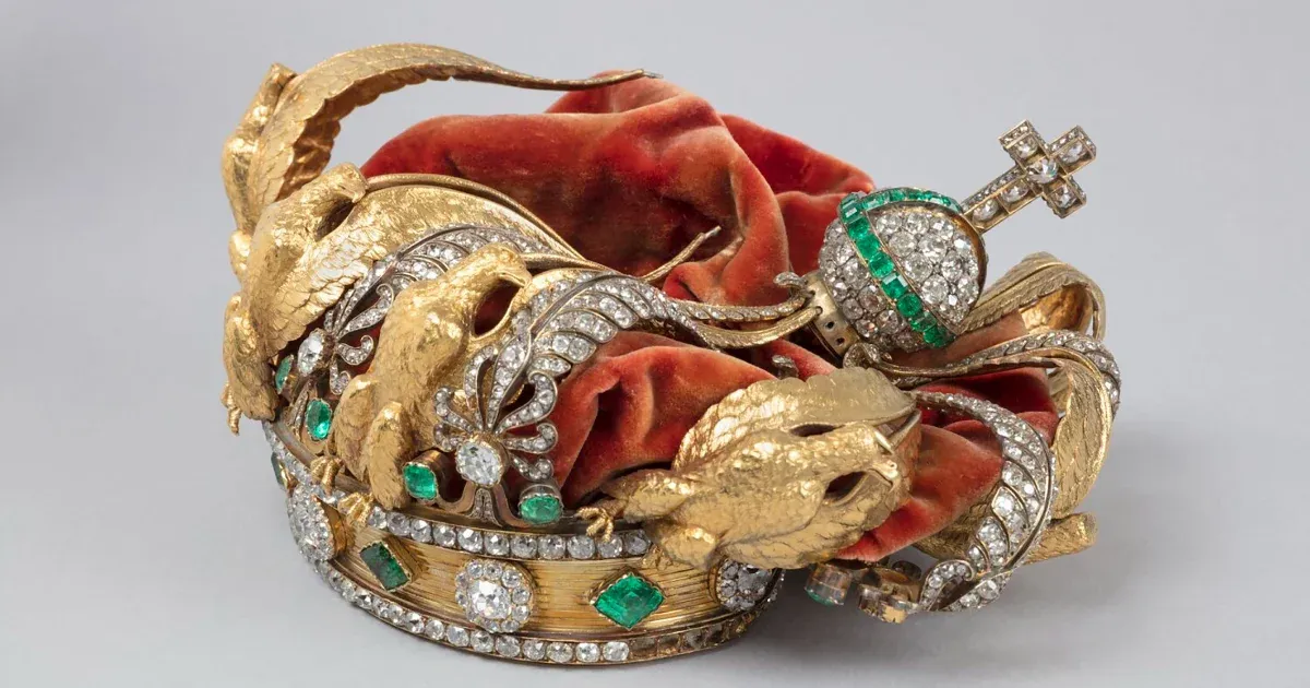 Kicsit megnyomódott, de túlélte a kalandot a korona, amit a Louvre betörői hagytak el az utcán