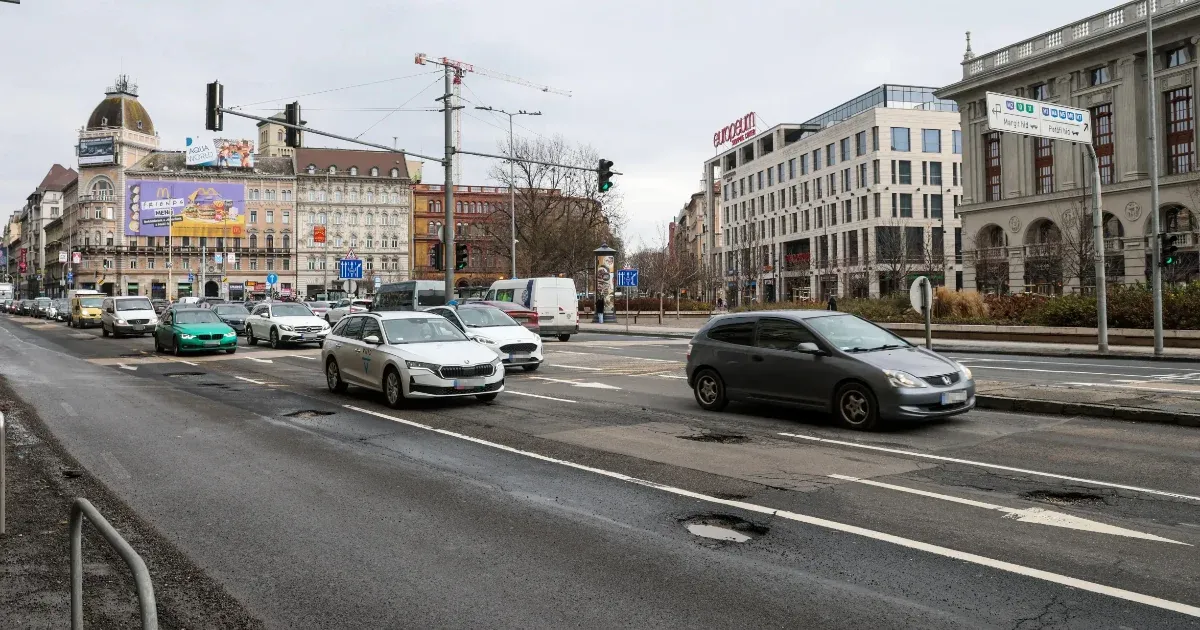 Megfeszített munkával javítják a kátyúkat Budapesten Karácsony Gergely szerint