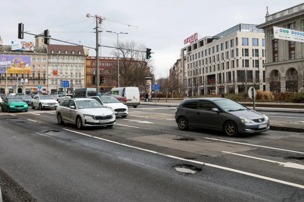 Megfeszített munkával javítják a kátyúkat Budapesten Karácsony Gergely szerint