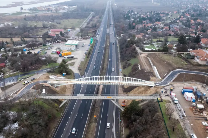 Megépült a gyalogos-kerékpáros híd az M7 autópálya felett Velencénél