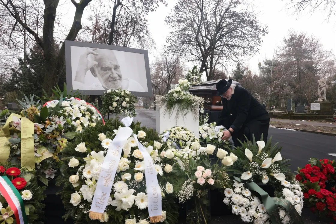 Karácsony az át nem vett díszpolgári címet vitte el Tarr Béla temetésére