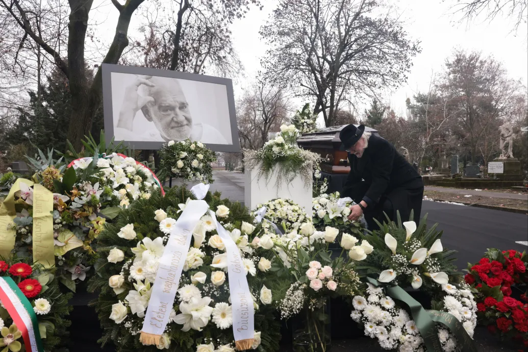 Több százan gyűltek össze Tarr Béla temetésére, Krasznahorkai és Karácsony is mond beszédet