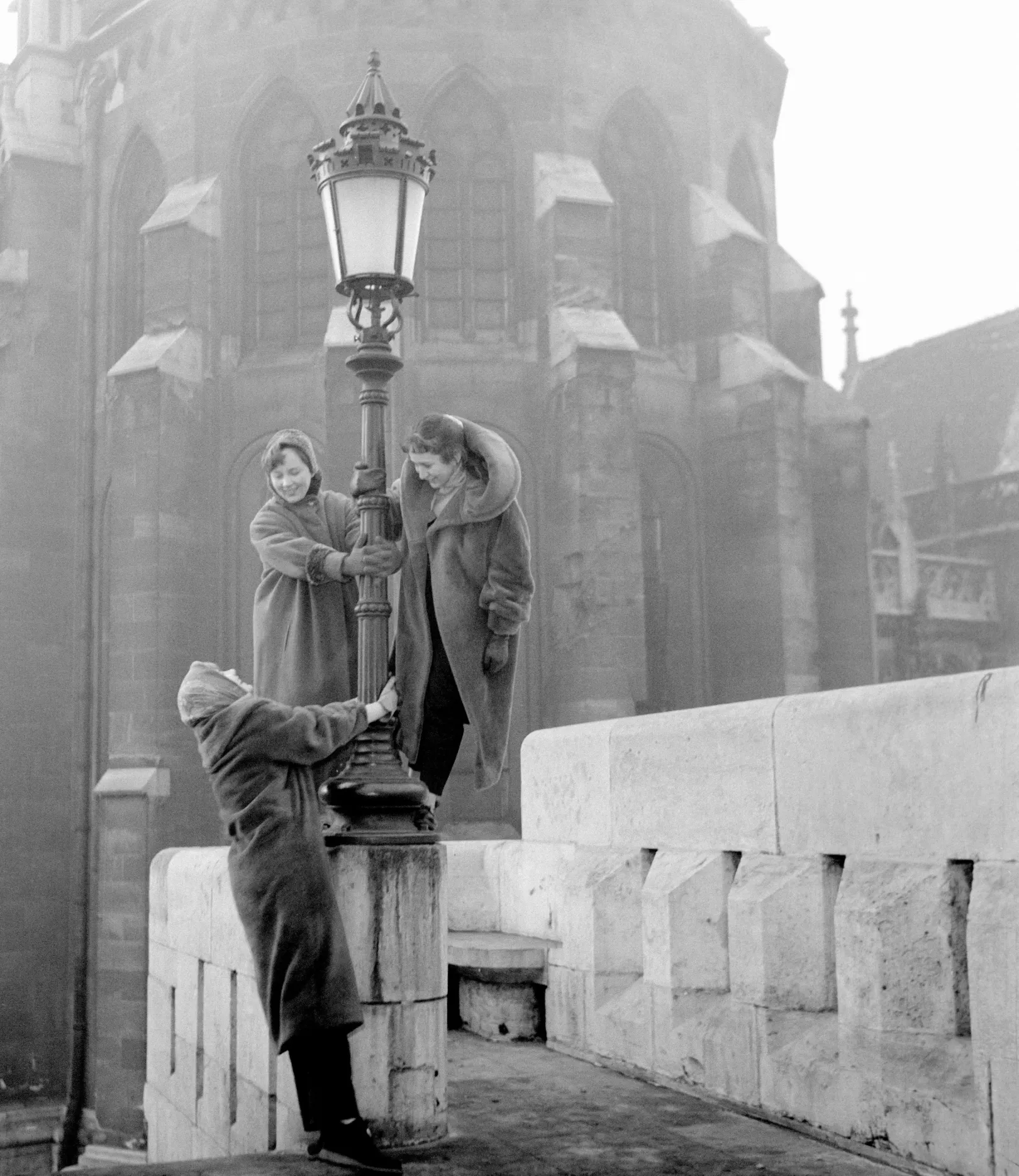 Három színésznőjelölt: Törőcsik Mari (b), Szabó Ildikó (k) és Margitai Ági (j) a Halászbástyán, 1958 januárjában – Fotó: Keleti Éva / MTVA
