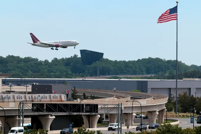 Trump egy hatalmas repteret és egy vasúti pályaudvart is magáról neveztetne el