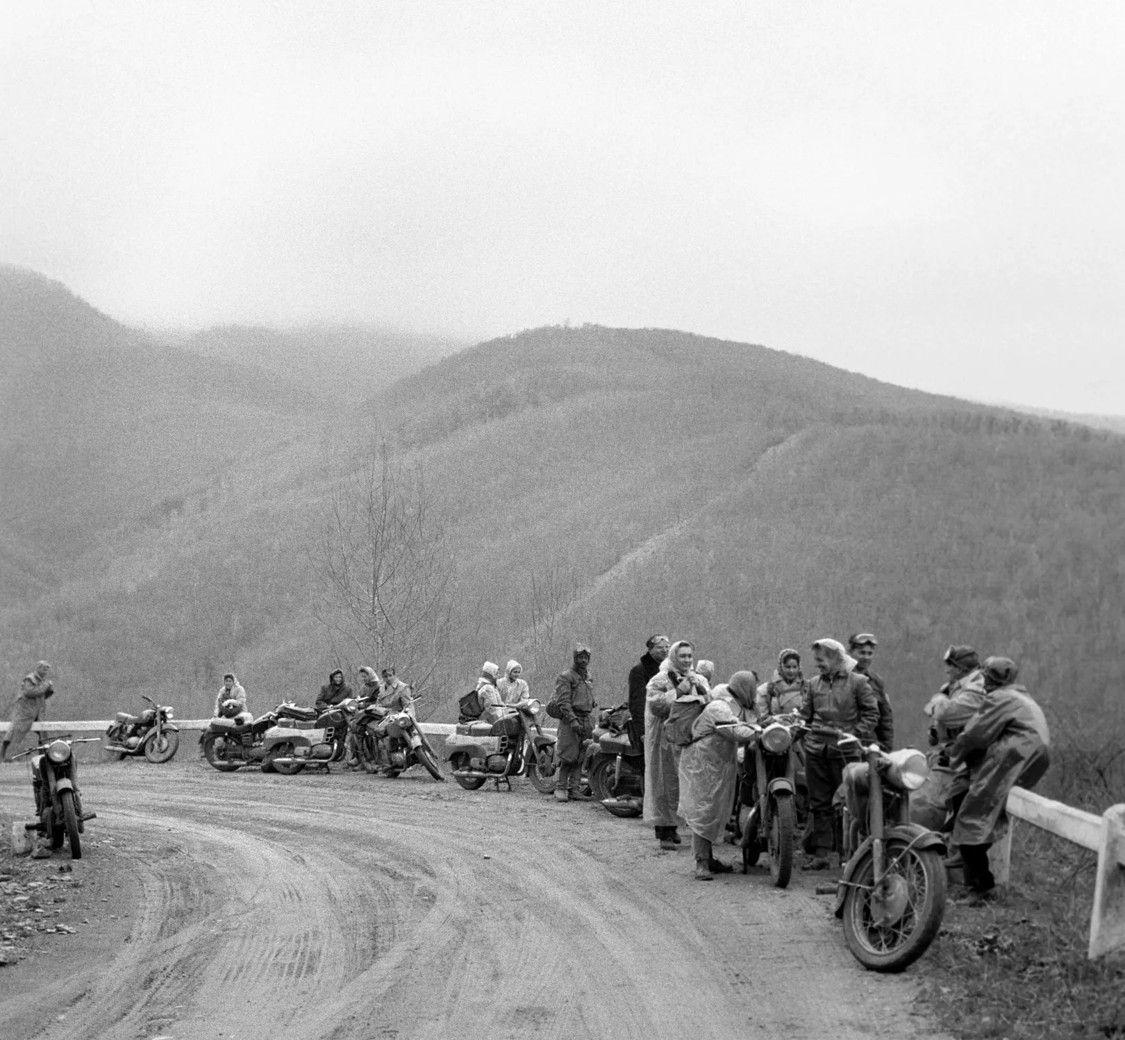A Csepel Vas- és Fémművek Motorkerékpár Gyára Pannónia-brigádjának tagjai pihenőt tartanak Bánkút előtt, a brigád kétnapos motoros túráján 1960. április 8-án – Fotó: Keleti Éva / MTVA