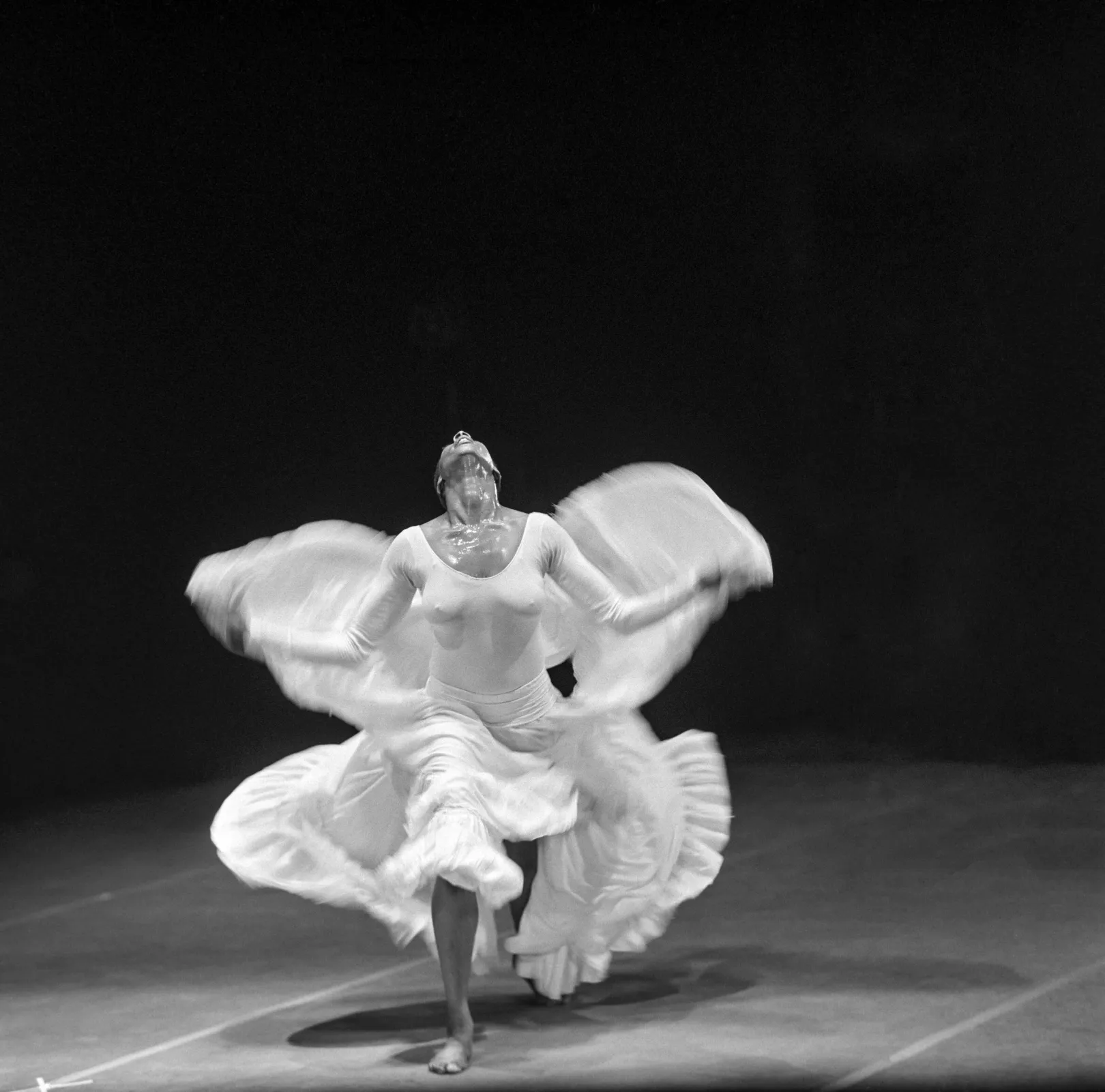 Keleti Éva díjnyertes, Extázis című fotóján Judith Jamison amerikai táncművész, az Alvin Ailey City Center Dance Theater tagja a Cry című produkciót táncolja a Magyar Állami Operaház Erkel Színházában, 1974 júniusában – Fotó: Keleti Éva / MTVA