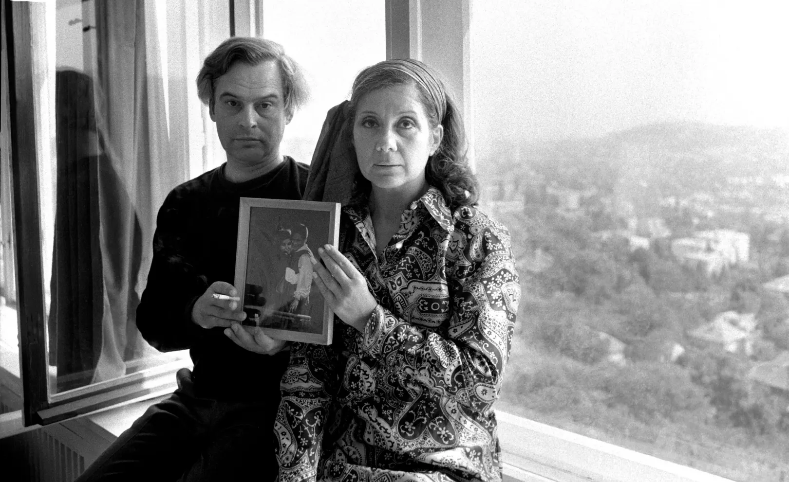 Keleti Éva 1971. június 27-én készített felvételén Ruttkai Éva és Latinovits Zoltán színművész-házaspár otthonukban közös nagy szerepélményük, a Rómeó és Júlia emlékfotójával – Fotó: Keleti Éva / MTVA