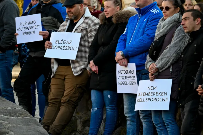 A székelyudvarhelyi tüntetés a Márton Áron téren – Fotó: Tamás Zsófia / Transtelex