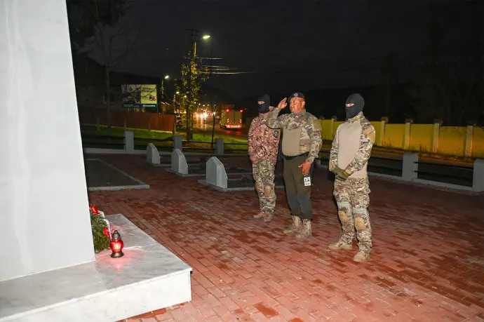 Az UTCA tiszteleg a román–szovjet emlékműnél – Fotó: UTCA Facebook-oldala 