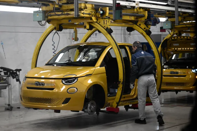 Elszámolta a villanyautós átállást, csúnyán bezuhant Európa egyik legnagyobb autógyártója