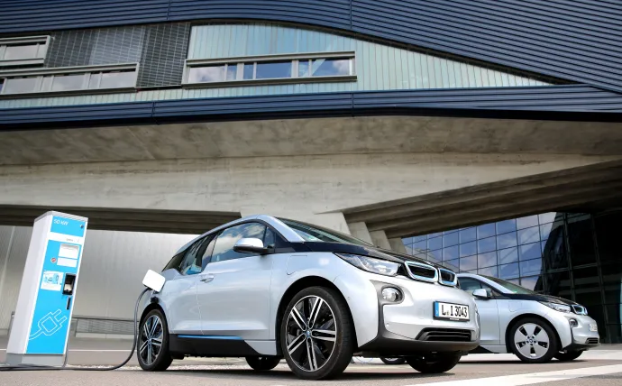 Mazda MX-30 R-EV a 2023-as barcelonai autószalonon és BMW i3 REx a töltőn a gyártó lipcsei üzeménél – Fotó: Adria Puig / Anadolu / AFP és Jan Woitas / dpa / AFP