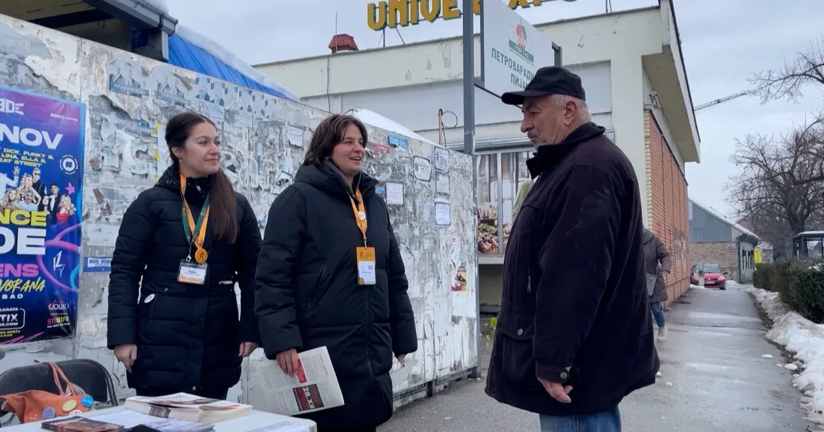 A szerb diákok országjárásba kezdtek, hogy személyesen győzzék meg az időseket