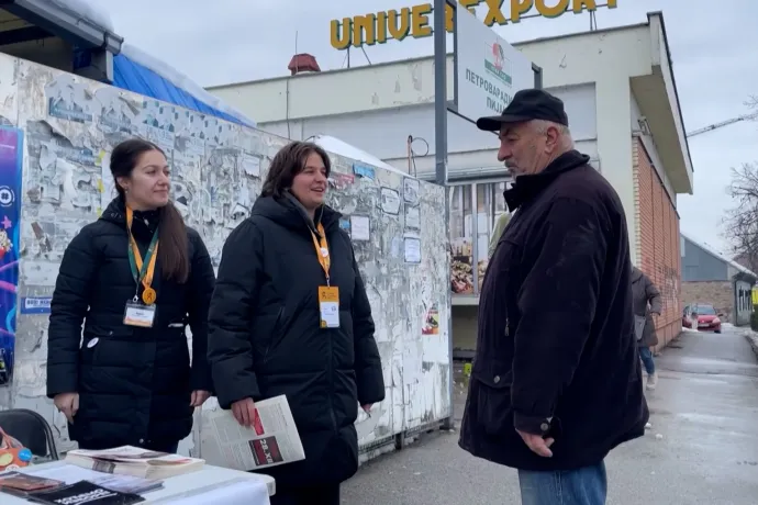 A szerb diákok országjárásba kezdtek, hogy személyesen győzzék meg az időseket
