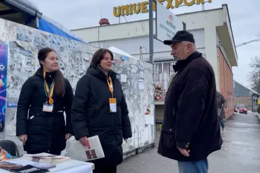 A szerb diákok országjárásba kezdtek, hogy személyesen győzzék meg az időseket