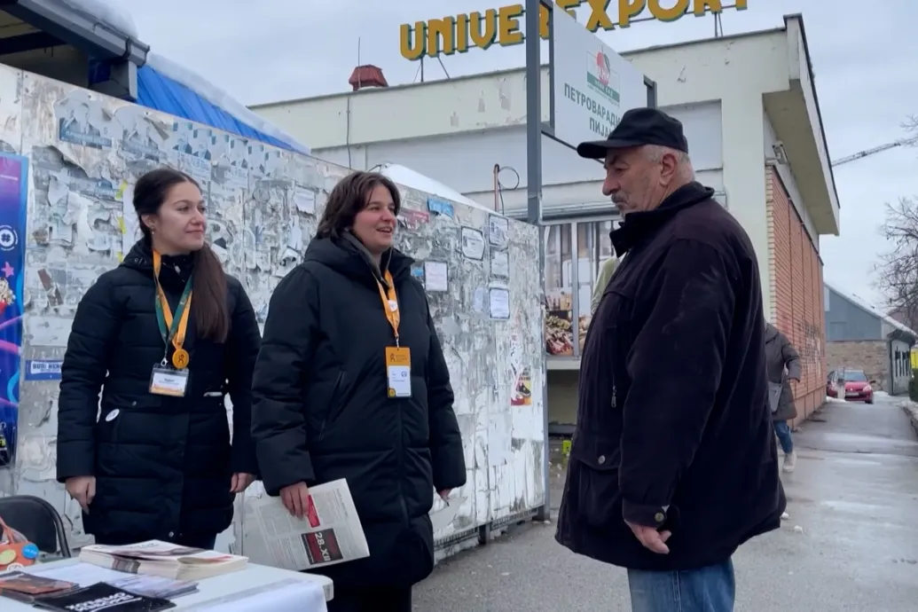 A szerb diákok országjárásba kezdtek, hogy személyesen győzzék meg az időseket