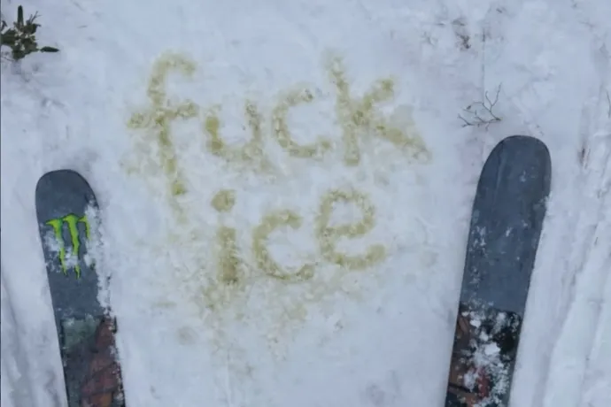 Hóba pisilt üzenettel küldte el melegebb éghajlatra az ICE-ot egy brit síelő a téli olimpián