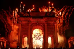 A párizsinál jóval hagyományosabb megnyitóval indult a téli olimpia, Mariah Carey és Andrea Bocelli volt a két főszereplő