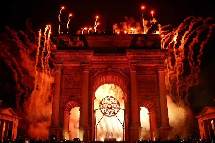 A párizsinál jóval hagyományosabb megnyitóval indult a téli olimpia, Mariah Carey és Andrea Bocelli volt a két főszereplő