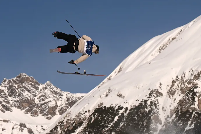 Ugratón szállt el az olimpiai bajnok svájci síelő léce, hatalmasat bukott